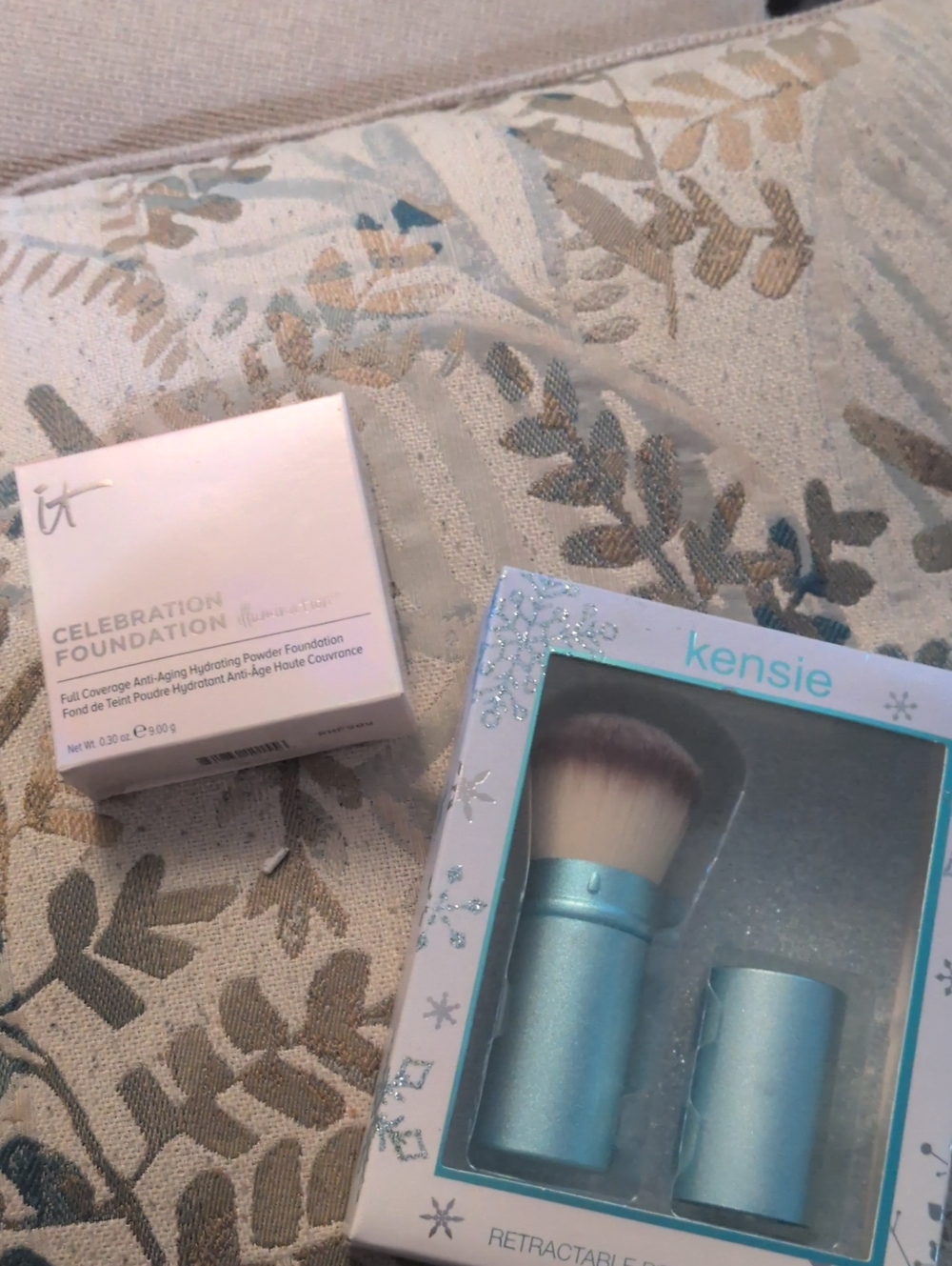 IT Celebration Foundation Compact And Kenzie Retractable Makeup Brush